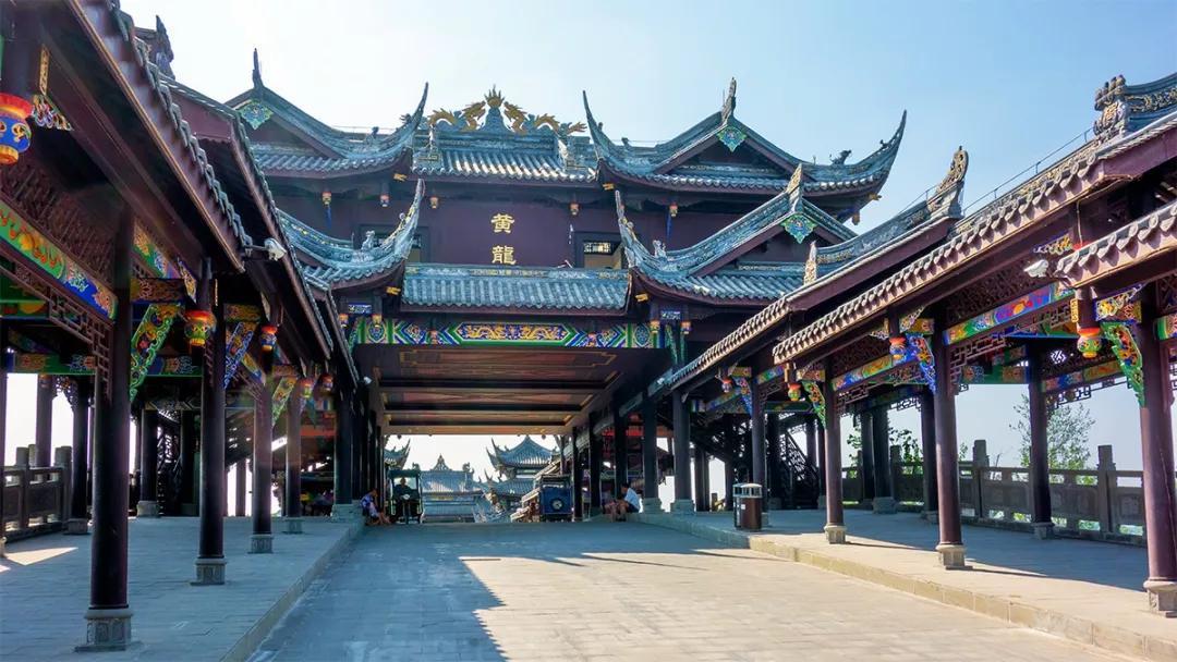 实拍陕南农村杀年猪,整个逮猪过程惊险刺激,庖汤宴席温暖和谐